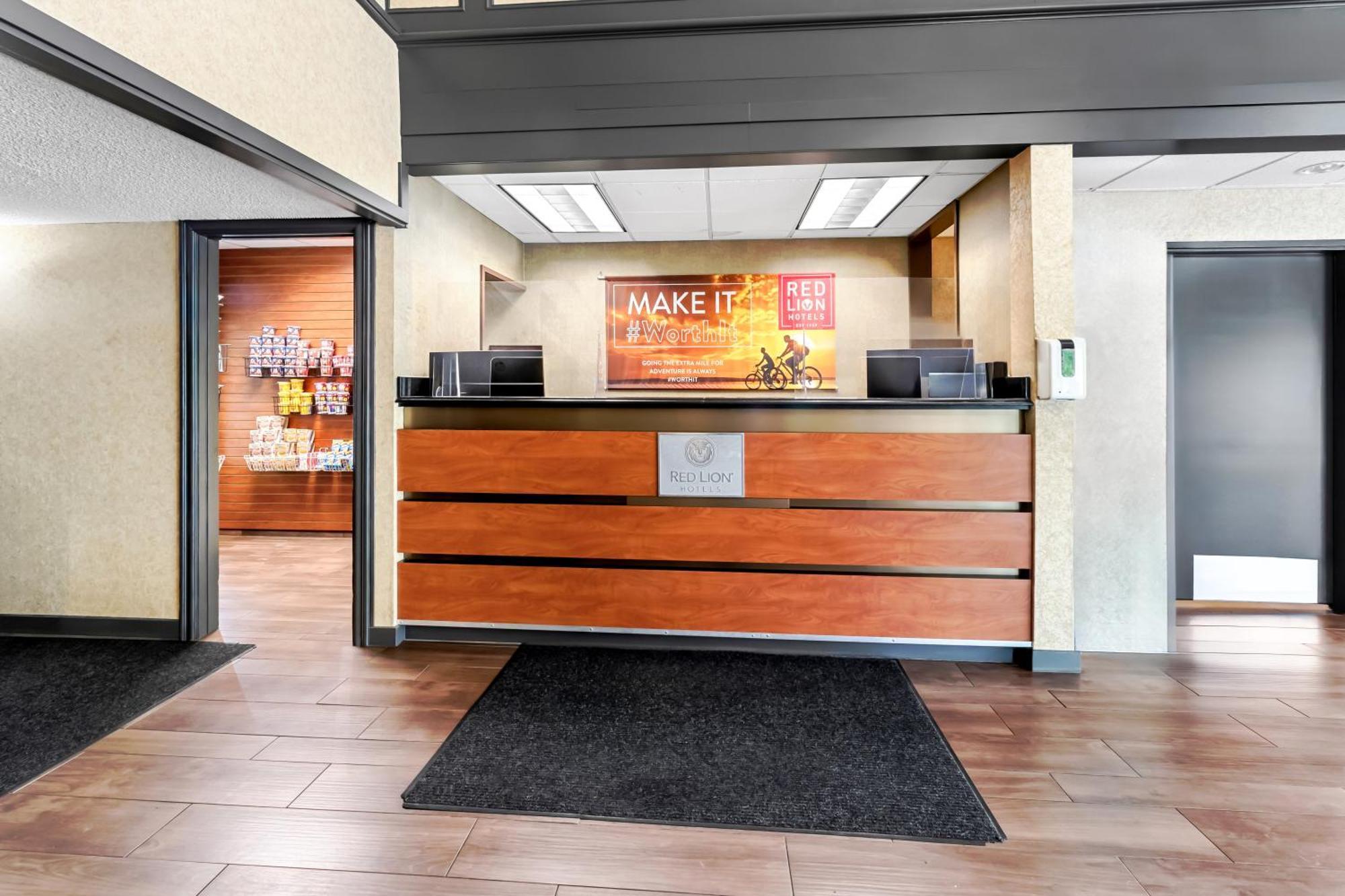 Red Lion Hotel Portland Airport Exterior photo