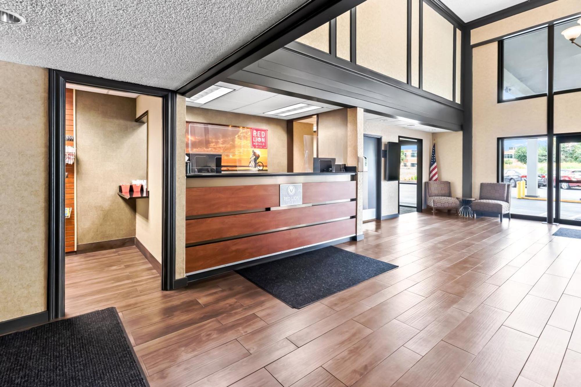 Red Lion Hotel Portland Airport Exterior photo