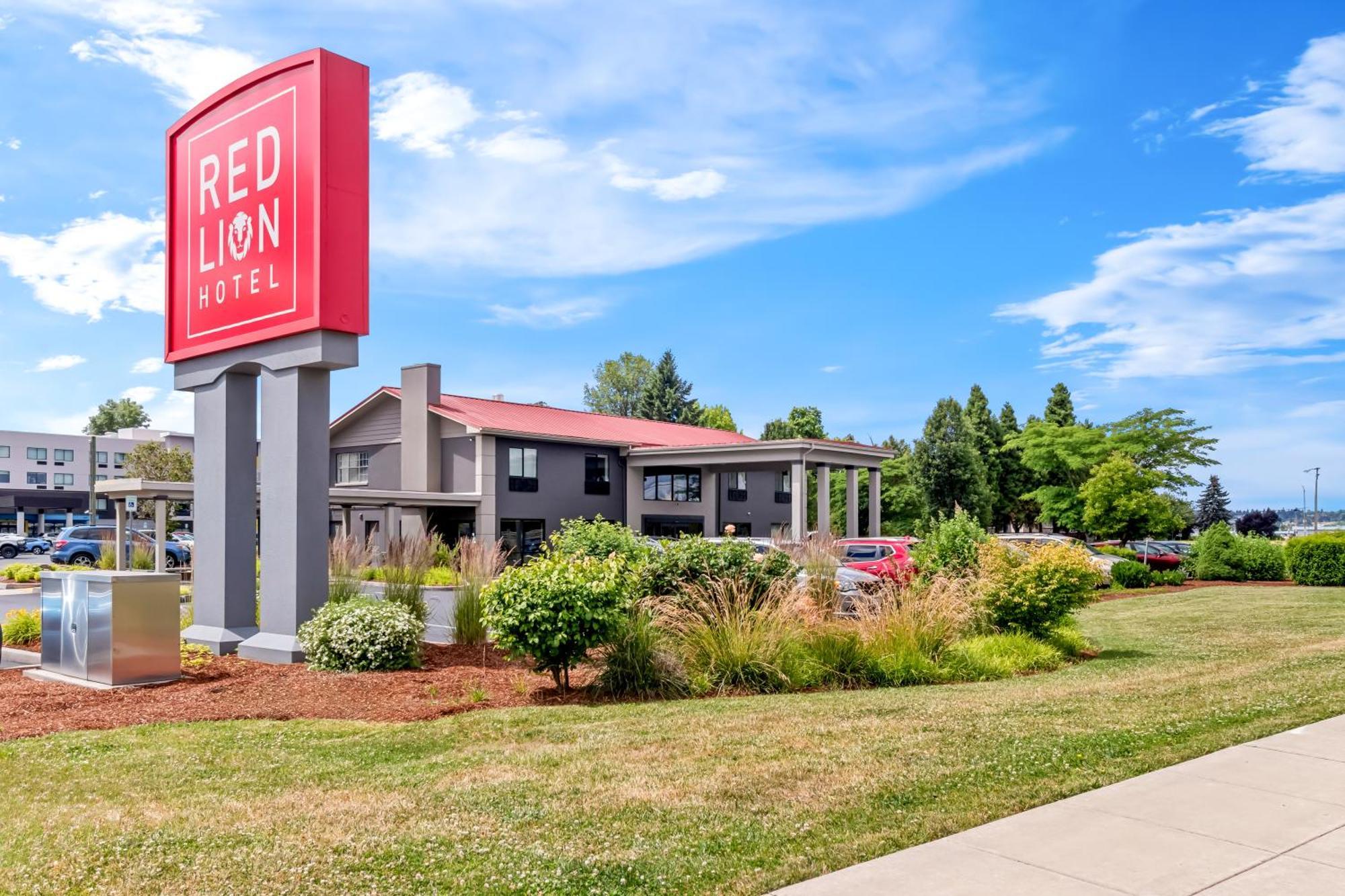 Red Lion Hotel Portland Airport Exterior photo